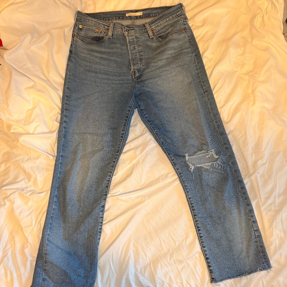 Levi’s Wedgie Straight Button Fly Jeans – Medium wash– Size 32